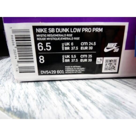 Nike SB Dunk Low Pro PRM Mystic Red/Emerald Rise Women 8 NIB - Picture 2 of 13